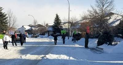 Saskatchewan CMHO, Premier address rally outside Dr. Shahab’s home - globalnews.ca