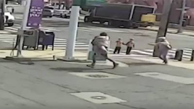 Shocking: Man pulls toddler off street in the Bronx - fox29.com - New York - city Santiago - county Bronx