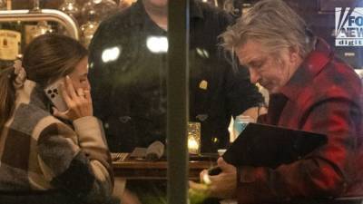 Alec Baldwin - Hilaria Baldwin - Alec Baldwin and wife Hilaria dine in Vermont bar closed to public as 'Rust' probe picks up steam - fox29.com - state Vermont - state New Mexico - county Baldwin