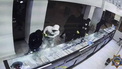 Surveillance video: East Bay diamond store cleaned out; robbers smash cases with hammers - fox29.com