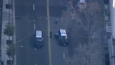 Oakland: Security guard shot during attempted robbery while protecting news crew - fox29.com - county Oakland