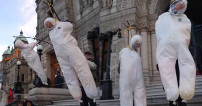 John Horgan - Adrian Dix - Mike Farnworth - Politicians hanged in effigy at protest at B.C. legislature reflect disturbing trend: Expert - globalnews.ca