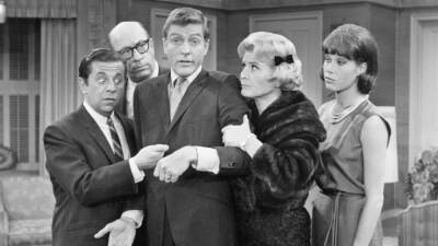 Happy birthday, Dick Van Dyke: 6 episodes of ‘The Dick Van Dyke Show’ to stream (for free!) - fox29.com - city Chicago - county Tyler