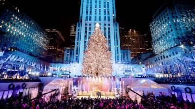 Brad Paisley - Rockin' around the Christmas tree: Rockefeller tree lit up - fox29.com - New York - Norway