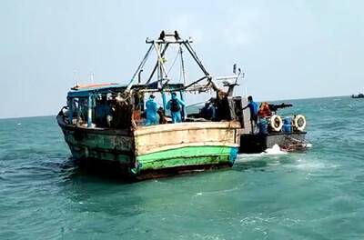 Navy Seizes more Indian Trawlers in Sea of Sri Lanka - newsfirst.lk - India - Sri Lanka