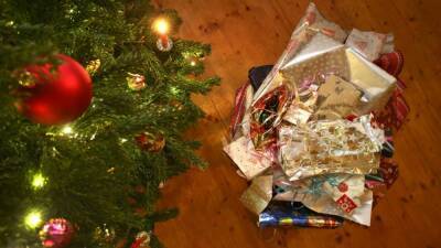 Can you recycle Christmas wrapping paper? Tips for leftover holiday packaging - fox29.com - Germany