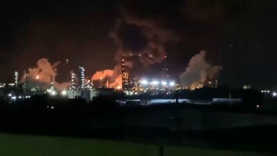 ExxonMobil Baytown explosion: 'Major industrial accident' leaves 4 hurt - fox29.com - state Texas - city Houston - county Harris