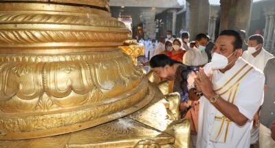 Mahinda Rajapaksa - PM Rajapaksa Worships at Lord Venkateswara Temple - newsfirst.lk - India - Sri Lanka