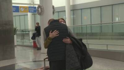 Families reunite at Toronto Pearson International Airport ahead of Christmas - globalnews.ca