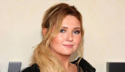 Abigail Breslin - Abigail Breslin Writes About Her First Christmas Without Her Dad, Who Died from COVID-19 - justjared.com