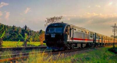 Train passengers travel for free as Union Strike costs Department Rs. 5 Mn per day - newsfirst.lk - Sri Lanka