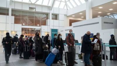 Airlines - Airlines cancel, delay thousands more flights due to omicron, staff shortages - fox29.com - Washington
