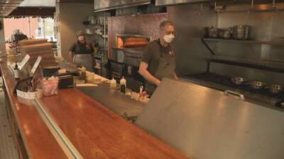 Bonnie Henry - Grace Ke - B.C. restaurants temporarily close due to lack of symptom free staff - globalnews.ca