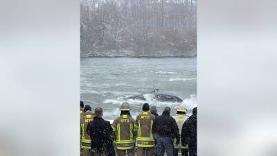 Coast Guard pulls body from car stuck in rapids near brink of Niagara Falls - fox29.com - state New York - county Park - county Niagara - county Falls