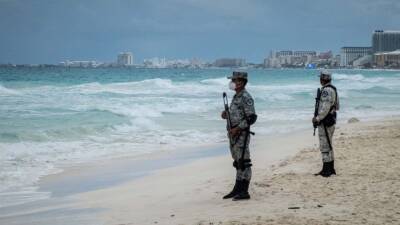Shots fired at Cancun beach after gunmen arrive on jet skis, police say - fox29.com - Mexico - state Maine