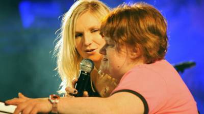 Jo Whiley - Jo Whiley upset she was offered Covid-19 vaccine before her sister - rte.ie - France