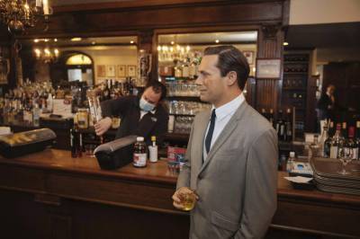 Jimmy Fallon - Jon Hamm - Michael Strahan - NYC steakhouse stunt: A wax Don Draper hanging at the bar - clickorlando.com - New York