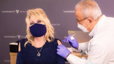 Dolly Parton - Dolly Parton receives Covid-19 vaccine, channels Jolene - rte.ie