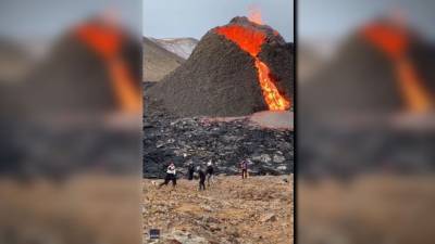 People play volleyball in front of erupting volcano in Iceland - fox29.com - Iceland