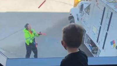 South Dakota Airport employee juggles batons, entertains passengers waiting for flight - fox29.com - county Falls - state South Dakota - county Sioux