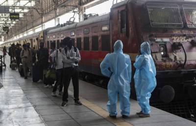 Day workers fill trains out of Mumbai as virus dries up jobs - clickorlando.com - India - city Mumbai - state Maharashtra - state Pradesh