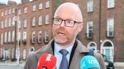 Stephen Donnelly - Minister defends 'probing' of vaccine roll-out plan - rte.ie - Ireland