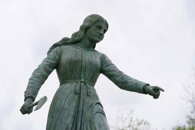 Statues to hatchet-wielding Colonial heroine reconsidered - clickorlando.com - Usa - Britain - state Massachusets - city Boston - state New Hampshire