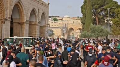 More than 300 Palestinians hurt in clash at Jerusalem holy site - fox29.com - Israel - Palestine - city Jerusalem