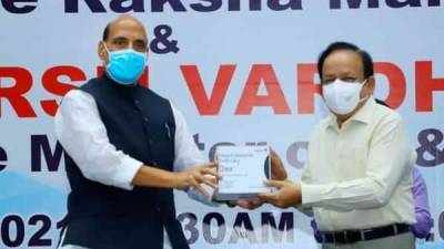 Randeep Guleria - Rajnath Singh - First batch of covid-19 therapy drug 2-DG handed over to health minister - livemint.com - city New Delhi - India