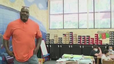 Shaq helps gift hundreds of new shoes to elementary school students - fox29.com - city Atlanta - state Georgia - county Henry