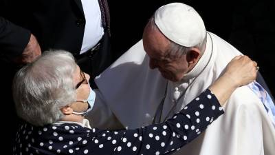 Pope Francis kisses Auschwitz survivor's tattoo - fox29.com - Poland - Vatican - Belarus - county Pope