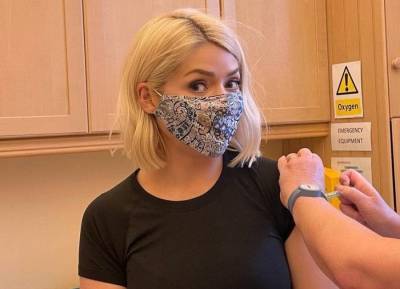 Holly Willoughby - Phillip Schofield - Holly Willoughby admits to feeling emotional after receiving Covid vaccine - evoke.ie - Britain