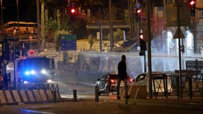 200 Palestinians hurt in clash with Israeli police at mosque, medics say - fox29.com - Israel - Palestine - city Jerusalem