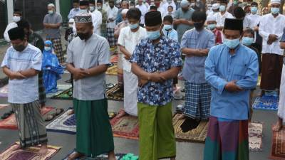 Indonesians gather for Eid al-Adha despite virus surge - rte.ie - Indonesia - city Jakarta