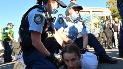 Anti-lockdown protesters clash with Sydney police - rte.ie - Australia - city Melbourne