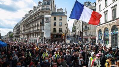 Emmanuel Macron - Thousands protest against Covid health pass in France - rte.ie - France - city Paris