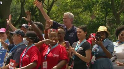 Bill De-Blasio - NYC salutes pandemic essential workers with Hometown Heroes Parade - fox29.com - New York - county Hall - city Hometown