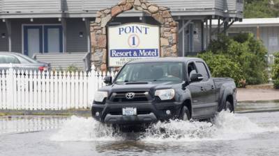 Henri lingers over US Northeast, bringing more rain and flood risk - fox29.com - New York - Usa - state Massachusets - state Rhode Island