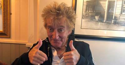 Rod Stewart - Penny Lancaster - Rod Stewart had to ask fans to keep distance 'over COVID concerns' during pub lunch - dailyrecord.co.uk