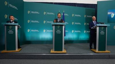 Leo Varadkar - Stephen Donnelly - Covid frontline healthcare workers to receive €1,000 bonus - rte.ie - Ireland