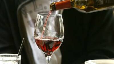 Red wine could reduce chances of COVID-19 infection, U.K. study suggests - fox29.com - Britain