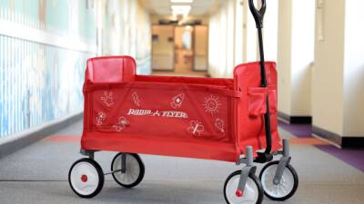 Radio Flyer rolls out ‘Hero Wagon’ for children’s hospitals - fox29.com - city Chicago