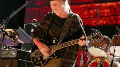 Joe Rogan - Neil Young requests Spotify remove his music after artist’s ultimatum over Joe Rogan podcast - fox29.com - county Valley - state Wisconsin - county Alpine - county Miller - city Gary, county Miller
