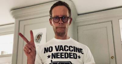 Laurence Fox - Laurence Fox tests positive for Covid just days after donning an anti-vax t-shirt - dailystar.co.uk - Usa