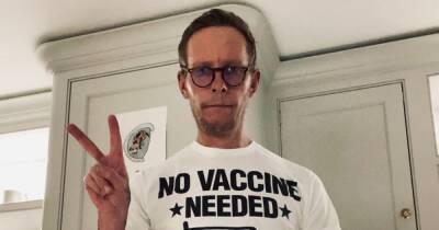 Laurence Fox - Laurence Fox tests positive for Covid days after wearing anti-vax T-shirt - ok.co.uk - Usa