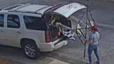 14-foot Halloween skeleton stolen from Austin neighborhood - fox29.com - state Texas - Austin, state Texas