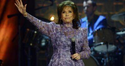 Loretta Lynn - Loretta Lynn dead: Country music icon and coal miner’s daughter dies at 90 - globalnews.ca - state Tennessee - state Kentucky - county Mills