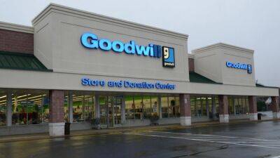 Goodwill stores take thrifting online for shoppers - fox29.com - New York - Canada