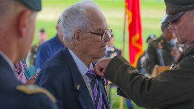 Colorado's oldest living veteran receives long-overdue Silver Star 8 decades late - fox29.com - Italy - state Colorado - county Carson