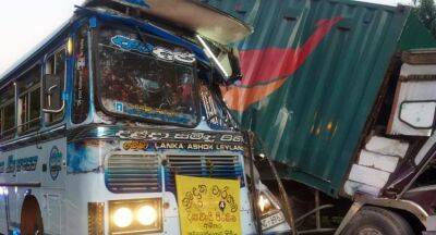 Accident on Southern Expressway; 11 people rushed to hospital - newsfirst.lk - Sri Lanka